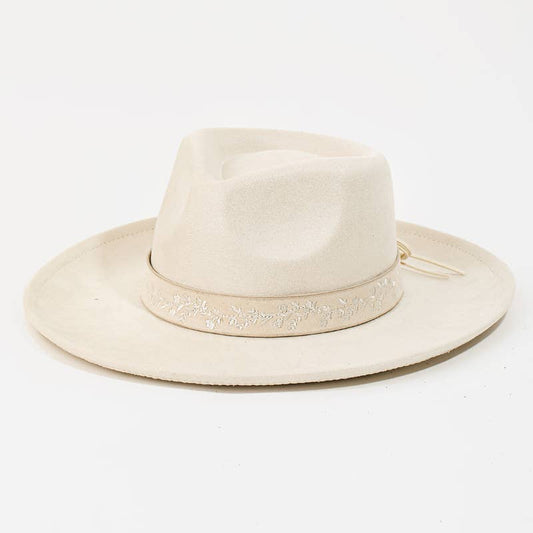 This Simple and Free Floral Leather Band Hat features an adjustable off-white leather floral strap, providing a comfortable and personalized fit for all head sizes. Made with high-quality materials, this hat is sure to keep you stylish and protected from the sun.